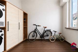 <p>Op zoek naar een<strong> instapklare en energiezuinige woning </strong>met een <strong>uitstekende locatie nabij Aalst</strong>? Dan is deze volledig gerenoveerde gezinswoning zeker een bezoek waard! </p>
<p>De woning werd gerenoveerd met <strong>hoogwaardige materialen</strong> en beschikt over een prachtige,<strong> lichtrijke leefruimte</strong> die naadloos overgaat in de <strong>open keuken</strong> met eetplaats. De <strong>grote raampartijen </strong>zorgen voor een aangenaam zicht op de grote tuin en creëren een verbinding tussen binnen en buiten. Verder bevindt er zich een praktische wasruimte/berging en gastentoilet op het gelijkvloers.<br /><br />Op de bovenverdieping bevinden zich <strong>drie ruime slaapkamers</strong>, een <strong>luxueuze badkamer</strong> en een extra kamer die perfect kan dienen als <strong>bureau</strong> of <strong>dressing</strong>.</p>
<p>Dankzij de <strong>energiezuinige renovatie (EPC-label B) </strong>en de volledig <strong>vernieuwde daken</strong>, bent u verzekerd van een woning die helemaal klaar is voor de toekomst. Bovendien geniet u van een <strong>vlotte bereikbaarheid</strong> met openbaar vervoer, winkels en het centrum van Aalst in de nabije omgeving.</p>
<p><strong>Contacteer ons vandaag nog voor een bezoek via 053 41 40 25 of living@era.be!</strong></p>