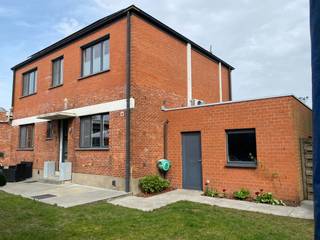 Sommige huizen moet je niet beschrijven… die moet je voelen zodra je ervoor staat.Achter deze karaktervolle gevel uit 1936 schuilt een woning die in...