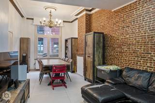 Op een goede locatie nabij het centrum van Mechelen bevindt zich deze ruime, gerenoveerde woning met 3 slaapkamers en stadstuin. U bevindt zich hier op wandelafstand van winkels, scholen, eet-en drankgelegenheden en het openbaar vervoer. <br /><br />We betreden de woning via de inkomhal waarlangs we de leefruimte bereiken, dewelke ingericht kan worden met een aparte zithoek en eetkamer. Langs de leefruimte bevindt zich de vernieuwde keuken, voorzien van de voornaamste toestellen. Langs de keuken bevindt zich een eerste badkamer, voorzien van douche, lavabo en toilet. Via de keuken heeft u toegang tot het overdekte terras en stadstuin. Via de nachthal op de eerste verdieping heeft u toegang tot twee ruime slaapkamers. Op de tweede verdieping beschikt u over een ruime slaapkamer met badkamer voorzien van douche, lavabo en toilet.<br />Ten slotte beschikt de woning nog over een kelder die u kunt gebruiken als extra opslagruimte.<br /><br />Dit is een uitstekende opportuniteit als u op zoek bent naar een ruimere woning met 3 slaapkamers op een goede locatie te Mechelen. Contacteer ons voor meer informatie op 0479 13 63 69 of neem een kijkje op www.boonstravastgoed.be .<br /><br />Bijzonderheden:<br />- Gerenoveerd<br />- 3 slaapkamers<br />- Vlakbij centrum Mechelen