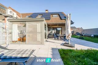 Algemeen bezoek moment op Zaterdag 6 december 2025 van 10u tot 12u // Reservatie verplicht.Omvattende op het gelijksvloers: inkomhal met toilet, leef...