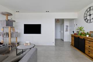 Beautifully renovated apartment with all shops and amenities within walking distance.<br /><br />Are you looking for a 2-bedroom apartment for personal use or as an investment?<br /><br />We are pleased to offer this fully renovated apartment (favorable EPC score, compliant electricity, etc.) with all the necessary comforts. It is located on the ninth floor and accessible by elevator.<br />The apartment features a spacious, bright living area with a fully equipped, high-quality kitchen, opening onto a terrace overlooking greenery.<br />There are also two spacious bedrooms, a bathroom with shower and washbasin, and a separate toilet.<br /><br />There is an optional garage available for purchase at €30 000.