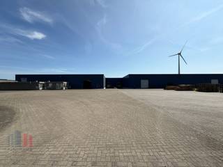 Uitzonderlijk! Het polyvalente bedrijfsgebouw bestaat uit 5.000 m² magazijnruimte met 3 sectionale poorten en 2 laadkades. Het magazijn heeft...