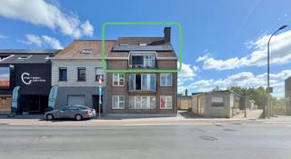Duplex appartement op 144 m², op centrale ligging te Sint-Eloois-Vijve, in een rustige residentie met 3 appartementen; Indeling: inkom met gemeenschappelijke traphall alsook aparte inkom achteraan waar een inkom is met privé lift die uitsluitend tot in de woonkamer van het appartement uitkomt; Inkomhal met apart toilet met handwasser; technische bergkast met omvormer en Hr-ketel op aardgas; Grote leefruimte met aansluitend een aparte keuken met elektrische kookplaat, dampkap, koelkast, dubbele gootsteen met druipzone, ruimte met stopcontact voor microgolfoven en oven, zowel keuken als living geven uit op een leuk terras aan de straatzijde; op dezelfde verdieping is 1 ruime slaapkamer; Traphal naar dakverdieping waar een ruime hal is, nog twee kamers, een tweede apart toilet en een badkamer met ligbad met douchestang, wastafel en aansluiting voor een wasmachine; Overal dubbele beglazing en cv op gas; EPC B/ 108 kWh/m²jaar; Zonnepanelen; Vrij: onmiddellijk/ bespreekbaar; Hierbij hoort nog een aparte volwaardige garagebox met kantelpoort (nr 2); Huur: 915 EURO per maand exclusief Elektr/gas/water/Internet; geen kosten gemene delen/ beurtrol onderhoud trappenhal; Info en bezoek: info@elet.immo.