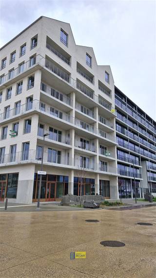 <p><span>Prachtig nieuwbouw appartement op de vijfde verdieping aan het Lobroekplein!</span></p><p><span>Je wordt de eerste bewoner van een spiksplinternieuw appartement met zicht op de oostrand van Antwerpen.</span></p><p><span>We komen het appartement binnen via een ruime inkomhal met plek voor een vestiairekast. Vervolgens komen we in de ruime, betegelde leefruimte met open, geïnstalleerde keuken. Deze is voorzien van koelkast, diepvries, vaatwasser en oven. Een oost georiënteerd terras van 12m² geeft rust, licht en zicht en extra ruimtegevoel binnen.</span></p><p><span>Vervolgens is er een betegelde badkamer met inloopdouche en lavabomeubel. In de hal is er vervolgens een apart toilet en bergruimte. De twee slaapkamers liggen aan de rustige achterzijde van het gebouw.</span></p><p><span>Twee kelder bergingen zijn inbegrepen.</span></p><p><span>EPC in aanvraag.</span></p>