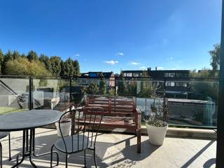 Dit instapklaar appartement, omringd door groen, is gelegen in een recent gebouw (2018) naast de Hobokense Polder.De leefruimte met open keuken en eetruimte baadt in het licht door de grote ramen die leiden naar het ruime terras. Extra comfort dankzij de recent geplaatste airco. Het appartement beschikt over 2 ruime slaapkamers, waarvan 1 eventueel als home office gebruikt kan worden. De moderne badkamer met inloopdouche en dubbele lavabo biedt alle comfort. Apart gastentoilet met handenwasser en berging met aansluiting wasmachine en droogkast.Inbegrepen in de prijs zit ook een autostaanplaats in de ondergrondse garage, een private berging en 2 genummerde fietsplaatsen in de gemeenschappelijke fietsenstalling.Daarnaast beschikt het energiezuinig appartement over een E-peil van E35. Conform dus voor 2050!Wil je jouw eigendom verkopen of zoek je een vastgoedmakelaar voor verhuur of beheer?Abricasa biedt persoonlijke begeleiding bij al uw vastgoedvragen, van begin tot eind.Leer ons kennen!Abricasa – Vastgoed voor generaties: Jouw vastgoedpartner