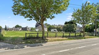 In de geliefde Liezebeekwijk bieden wij u dit prachtig perceel bouwgrond aan voor een open bebouwing met een landelijk karakter. Het perceel geniet ideale ligging nabij het centrum gecombineerd met een vlotte bereikbaarheid naar omliggende voorzieningen en verbindingswegen.
Deze bouwgrond vormt de ideale locatie om uw droomwoning volledig naar eigen wens te realiseren.
Heeft u plannen om te bouwen? Neem gerust contact met ons op om uw bouwproject te bespreken. Wij begeleiden u graag bij de mogelijkheden van het perceel en kunnen bovendien een vrijblijvende prijsraming laten opmaken voor uw toekomstige woning. Zo krijgt u meteen een duidelijk beeld van de haalbaarheid en het budget van uw project.
Beide percelen bieden veel mogelijkheden en architecturale vrijheid:
✔ Open bebouwing
✔ Mogelijkheid tot samenvoegen van beide loten
✔ Bouwoppervlakte woning lot 1: 120 m² / lot 2: 121 m²
✔ Platte of hellende daken toegelaten
✔ Ondergrondse garage of kelder mogelijk
✔ Bijgebouw/carport/veranda mogelijk tot 40 m²
✔ Vrije materiaalkeuze
✔ Zorgwoning of beperkte zelfstandige activiteit mogelijk
Voor meer info of bezoek contacteer Sophie 0496/71.50.59