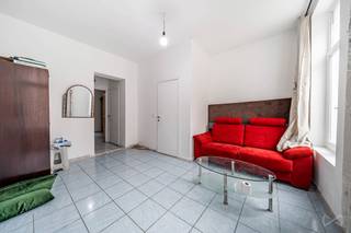 We Invest a le plaisir de vous présenter cet appartement 1 chambre à proximité du centre historique de Bruxelles. <br />Le bien bénéficie d'une situation géographique stratégique (proximité avec le Quai des Charbonnage &amp; le Quartier Dansaert), ainsi que d'une excellente desserve (tram|métro|gare). L'appartement se situe au rez-de-chaussée, dans une rue calme, dans une petite copropriété de 4 niveaux, sans ascenseur et SANS provision de charges. L'appartement de  ±66m² se compose comme suit: hall d'entrée, séjour/living, cuisine, la chambre et, water-closet séparé et la salle de bain. Un beau jardin, bien orienté, complète ce bien. Pas d'irrégularité urbanistique, selon RU de février 2026. Actuellement loué, l'acquéreur bénéficiera de la jouissance du bien par la perception des loyers ou communiquera le renom aux preneurs pour occupation personnelle afin d'en profiter personnellement. Electricité conforme. PEB G avec 1.102 kwh/(m² .an). Grâce à sa situation stratégique, à proximité des commerces, des transports en commun, des écoles ainsi que des principaux axes de circulation, cet immeuble représente une excellente opportunité pour tout investisseur ou personne à la recherche d'une situation géographique centrale. Notez enfin que de légers rafraîchissements et un réaménagement des espaces seront à prévoir. Cave également disponible (+2.000€). Info et visites: maxime.l@weinvest.be | 02 315 77 22