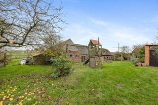 Te koop: karaktervolle hoeve in Mont-de-l’EnclusIn Mont-de-l’Enclus, op de grens met Ronse en op slechts 15 minuten van de E42, ligt deze landelijk...