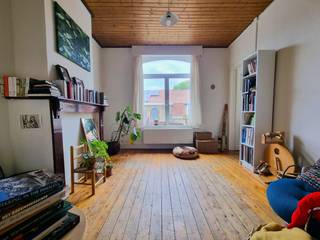 Dit appartement op de tweede verdieping van deze kleine residentie telt <strong>één slaapkamer </strong>en is gelegen op een gunstige, <strong>centrale ligging</strong> in de nabijheid van alle voorzieningen. <br /><br />Het Gentse stadcentrum ligt op anderhalve kilometer en het station Gent-Dampoort op één kilometer. <br /><br />Boven het appartement is er nog een <strong>private zolder</strong> ter beschikking.<br /><br />De huurprijs bedraagt <strong>€825 per maand</strong>, exclusief de kosten voor elektriciteit, gas, water en internet. Er zijn <strong>geen gemeenschappelijke kosten</strong> en er is geen lift aanwezig. <br /><br /><strong>Onmiddellijk beschikbaar.</strong><br /><br />Interesse in dit appartement? <strong>Contacteer Gijs</strong> via gijs@convas.be. 