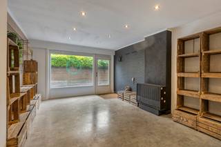Cette maison lumineuse et spacieuse située à Heule constitue la base idéale pour personnaliser complètement la maison de vos rêves. Vous vivez ici merveilleusement au calme, mais en même temps, vous êtes à deux pas du centre animé de Courtrai.La maison principale comprend deux chambres, un salon avec cuisine.Un atout supplémentaire ? L'annexe et le vaste jardin ont servi de prairie pour promener les chiens pendant des années, idéale pour les amoureux des animaux ou ceux qui ont besoin d'espace extérieur et de rangement supplémentaires !Ce bien est soumis à l'obligation de rénovation imposée par le gouvernement flamand pour les bâtiments résidentiels (sauf en cas de démolition dans les 5 ans suivant l'achat). Pour plus d'informations, veuillez consulter le site web de l'Agence flamande de l'Énergie et du Climat via https://www.vlaanderen.be/een-woning-kopen/renovatieverplichting-voor-residentiele-gebouwenRegistre des mesures: non