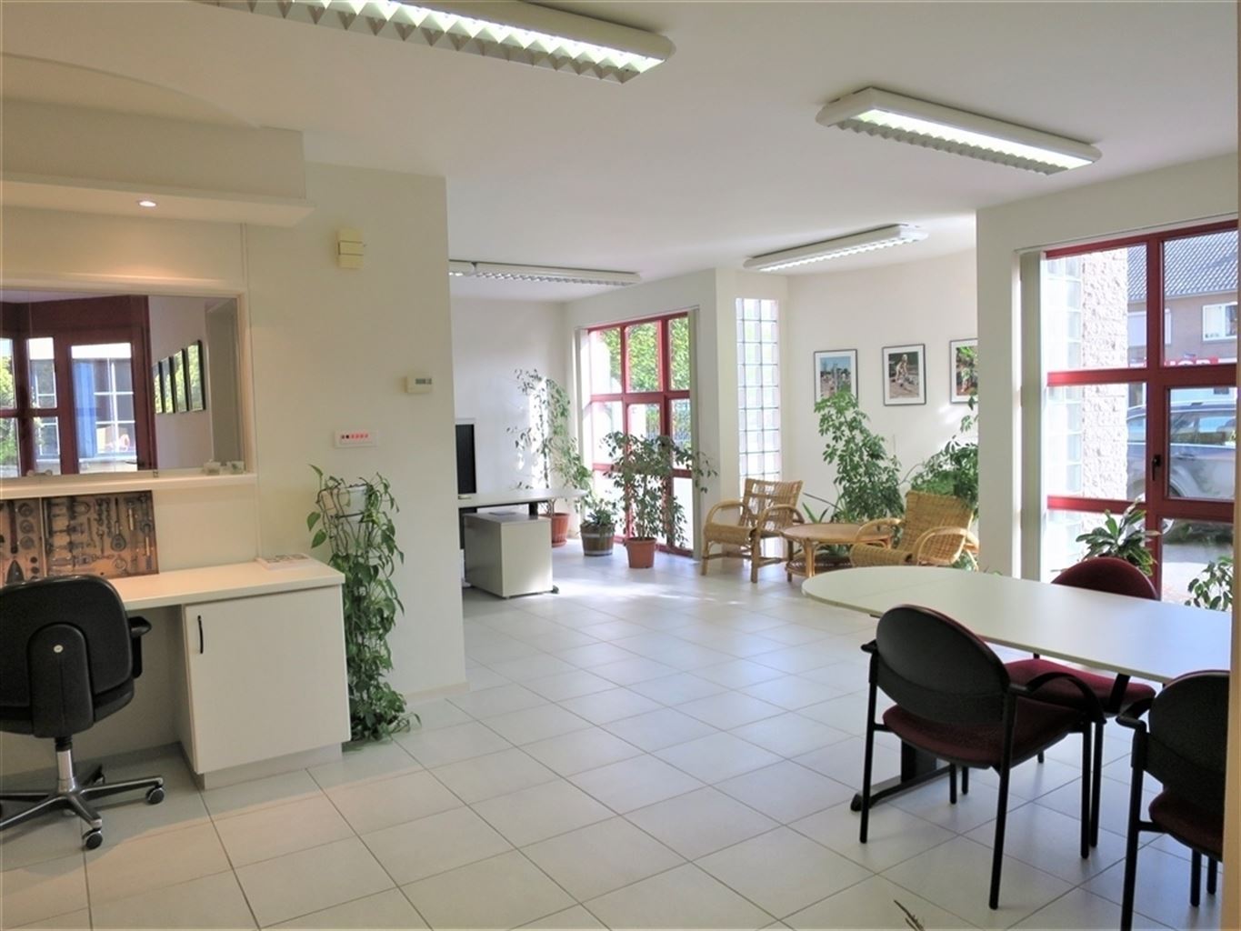 Gelijkvloerse handels/kantoorruimte,veel parkeergelegenheid. - foto 4