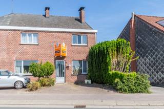 Een goed gelegen driegevelwoning met 2 slaapkamers, oprit, terras en tuin.Gelegen nabij alle faciliteiten, invalswegen en station.Op het...