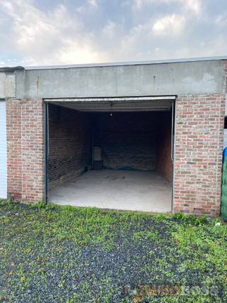 In dit garagecomplex bieden wij garage nr 42 te huur aan.Deze garagebox is onmiddellijk beschikbaar.De inrit van het garagecomplex bevindt zich ter...