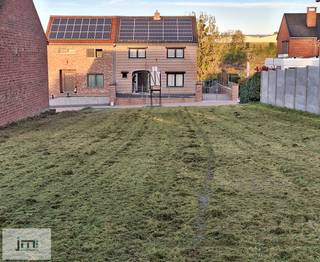 Deze bouwgrond is gelegen nabij het centrum van Borgloon en telt een oppervlakte van 539m² .De breedte van de grond aan de straatzijde bedraagt 12...