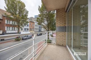 Ontdek dit instapklaar appartement op de eerste verdieping van residentie 'Zeebries', op wandelafstand van het centrum, de zeedijk, het strand, openbaar vervoer en winkels allerhande! Met zijn 81m² bewoonbare oppervlakte is er voldoende ruimte om comfortabel te wonen. Het appartement is ingedeeld als volgt: leefruimte met schuifraam naar het terras, open keuken met ruime aangrenzende berging met aansluiting voor de wasmachine, 2 slaapkamers, badkamer met dubbel lavabomeubel en bad-douchecombinatie en een apart toilet. Bovendien werd de elektrische installatie conform bevonden én scoort het appartement een uitstekend EPC-label B. Zorgeloos en energiezuinig leven dus. In het gebouw is er een gemeenschappelijke fietsenberging aanwezig. Vraag snel uw bezoekje aan!