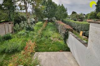 <p><span>In het centrum van Kontich bieden wij u dit gerenoveerde appartement (85m²) aan met 2 slaapkamers en een zuidgerichte tuin. Het gebouw, dat dateert van 1960, heeft een volledige renovatie ondergaan. Het appartement dat wij u aanbieden bevindt zich op de eerste verdieping. Er is geen lift! Inclusief in de prijs twee kelderbergingen (met aansluiting wasmachine).<br />Gelegen in de directe nabijheid van winkels, scholen, openbaar vervoer en verbindingswegen. Tevens vindt u het centrum op wandelafstand.<br /><br /></span></p><p><span>Het appartement beschikt overal over dubbele beglazing met pvc schrijnwerk. De centrale verwarming verloopt op gas (condensatie - Bosch) en de elektriciteit is conform de voorschriften van het AREI.<br />Aan het gebouw zijn momenteel geen aanstaande kosten. Het dak werd vernieuwd en voorzien van isolatie. Na controle werd het appartement gecategoriseerd als "asbestveilig".</span></p><p><span> </span></p><p><span>Indeling:</span></p><p><span> </span></p><p><span>We betreden het appartement via de centrale inkomhal. Hier is voldoende ruimte voor een vestiaire en bevindt zich een apart gastentoilet. </span></p><p><span>We lopen verder door en bereiken de ruime en lichte leefruimte op parket. De keuken werd deels geïntegreerd in de woonkamer en beschikt over alle comfort. Vanuit de keuken is er toegang naar het zuidgerichte terras. Een trap leidt u naar het terras op het gelijkvloers en de zuidgerichte tuin.</span></p><p><span>Er zijn twee volwaardige slaapkamers die verbonden worden door de vernieuwde badkamer met inloopdouche.</span></p><p><span>Er is geen syndicus in het gebouw. Aparte meters voor water, gas en elektriciteit.</span></p><p><span> </span></p><p><span>Graag som ik voor u nog even de troeven op van dit gerenoveerd appartement met tuin:</span></p><p><span> </span></p><ul><li><span>Klein en goed onderhouden gebouw, zonder aanstaande kosten (dak reeds voorzien van isolatie).</span></li><li><span>Overal dubbele beglazing met pvc schrijnwerk, asbestveilig en elektriciteit conform.</span></li><li><span>Badkamer en keuken volledig vernieuwd.</span></li><li><span>Twee volwaardige slaapkamers </span></li><li><span>Inclusief 2 kelderbergingen, 2 terrassen en zuidgerichte tuin</span></li></ul><p><span>EPC: 215 kWh/m²/jaar (C-label)<br />P-score: A, G-score: A</span></p><p><span> </span></p><p><span>Voor een bezoek ter plaatse kan u ons contacteren op het nummer 03 449 42 41 of mailen naar </span><span><span>hallo@habicom.be</span></span><span>.</span></p><p><span>Benieuwd naar de waarde van uw woning? Check het gratis op </span><span><span>www.watismijnhuiswaard.be</span></span><span>.</span></p><p><span> </span></p>