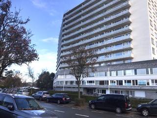 Zeer mooi gerenoveerd appartement  op het 8ste verdiep met prachtig uitzicht en zonnig terras. Zicht op de torens van Gent Centrum. Het...