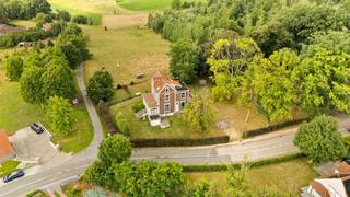 Demeure de caractère idéalement située, offrant une vue exceptionnelle depuis trois angles.Cette charmante propriété, avec terrain à bâtir attenant,...