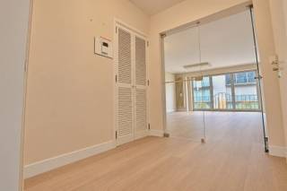 <p><span>DISCOVERY DAY || zaterdag 10 oktober ||</span></p><p><span>Kom dit appartement vrijblijvend bezoeken tussen 11u en 12u.</span></p><p><span> </span></p><p><span>RUIM APPARTEMENT OP ENKELE PASSEN VAN HET CENTRUM</span></p><p><span>Dit zalig ruime appartement geniet van een uiterst centrale ligging. <br />Op amper enkele stappen komt de Grote Markt tot leven en word je als vanzelf het centrum ingezogen.<br />Deze topper pakt uit met een smaakvolle inrichting, een overvloed aan licht en bijzonder mooie afmetingen.</span></p><p><span>De stijlvolle residentie wordt met liefde verzorgd, iets wat meteen opvalt bij het binnenkomen. <br />De lift brengt ons naar de derde verdieping, waar stijl en degelijkheid ons verwennen.</span></p><p><span> </span></p><p><span>De inkom verwelkomt, er is een praktische ingemaakte vestiairekast en een apart toilet.<br />Achter de dubbele glazen deur komt de leefruimte aanzetten met bijzonder veel woonruimte en fraaie glaspartijen. <br />Aansluitend biedt de uitgeruste keuken voldoende plaats voor een gezellig eethoekje. Er is ook een praktische bergruimte.</span></p><p><span>Achteraan voorziet het appartement in drie volwaardige slaapkamers, deze zijn deels uitgerust met praktische dressingkasten.<br />Twee kamers zijn voorzien van een stralende badkamer.</span></p><p><span> </span></p><p><span>Het uitgestrekt terras is een topper, een perfecte oriëntatie zorgt er voor heerlijke buitenmomenten, een open zicht voor extra rust.</span></p><p><span> </span></p><p><span>In de kelder is een privatieve berging.<br />Achteraan is een mooie garage met (niet inbegrepen in de prijs).</span></p><p><span> </span></p><p><span>CENTRAAL GELEGEN<br />NETJES ONDERHOUDEN<br />2 TOILETTEN<br />BREED UITGESTREKT TERRAS</span></p><p><span> </span></p><p><span> </span></p>