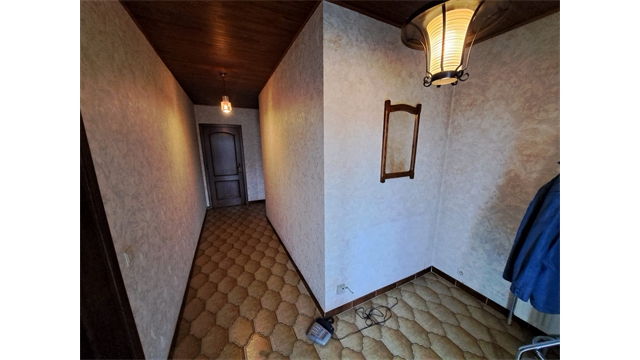 Een ruime gelijkvloerse woning met inpandige garage en tuin - foto 4