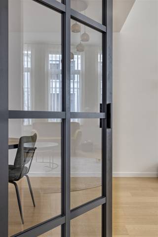 <p><span>Welkom in dit prachtige familiehuis in Antwerpen dat het perfecte evenwicht biedt tussen comfort, stijl en ruimte. Met 210 vierkante meter leefoppervlak en een grondoppervlak van 100 vierkante meter, biedt deze woning volop mogelijkheden voor een gezin dat naar iets bijzonders zoekt.</span></p><p><span> </span></p><p><span>Dit modern gerenoveerde huis beschikt over vijf slaapkamers, ideaal voor gezinnen van verschillende groottes of voor degenen die extra ruimte wensen voor een kantoor of gastenvertrek. De twee badkamers zijn beide voorzien van premium materialen en contemporary design. De ene badkamer straalt elegantie uit met een freestanding soaking tub en luxe marmeren tegels, terwijl de tweede badkamer functioneel en stijlvol is ingericht.</span></p><p><span> </span></p><p><span>De leefruimtes zijn werkelijk uitnodigend. De ruime woonkamer aan de voorzijde beschikt over grote ramen die volop natuurlicht toelaten en creëert een warme, gastvrije sfeer. Een open keuken grenst aan deze leefruimte en biedt een uitstekende manier om in contact te blijven met familie en gasten terwijl je kookt. De afwerking van de keuken is modern en functioneel, met kwalitatieve apparatuur en veel opslagruimte.</span></p><p><span> </span></p><p><span>Een opvallend kenmerk is de eetsituatie met directe toegang tot een fantastische tuin. Deze buitenruimte is voorzien van een aangenaam overdekt terras, perfect voor ontspanning en buitengastheerschap. De ruime garage biedt niet alleen praktische opslagruimte maar ook bescherming voor voertuigen en fietsopberging.</span></p><p><span> </span></p><p><span>De trappenhal, met zijn warme houten trappen en elegante wit geschilderde muren, creëert een naadloze verbinding tussen de verschillende verdiepingen. Overal in het huis zie je aandacht voor detail: subtiele verlichting, goed gekozen kleuren en ruime inplanting maken elke ruimte aangenaam.</span></p><p><span> </span></p><p><span>Dit huis in hartje Antwerpen biedt een ideale combinatie van wooncomfort en moderne voorzieningen, perfect voor families die waarde hechten aan ruimte, stijl en kwaliteit.</span></p>