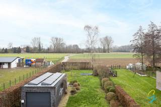 Cette maison de 2007, parfaitement entretenue, allie espace, confort et efficacité énergétique. Avec un excellent score EPC de 51 (label A), c'est une maison tournée vers l'avenir où la qualité de vie est au centre des préoccupations.<br /><br />La maison dispose de pas moins de 5 chambres à coucher, idéales pour les familles nombreuses, le télétravail ou les loisirs. Le spacieux salon baigne dans la lumière du jour et forme avec la maison un ensemble agréable et ouvert. La cuisine flambant neuve est équipée d'appareils électroménagers de haute qualité et offre tout le confort nécessaire à ceux qui aiment cuisiner et recevoir. Il y a également un bureau séparé, parfait pour le télétravail ou une activité indépendante.<br /><br />La maison dispose également :<br />D'un débarras pratique<br />D'un grenier supplémentaire offrant de nombreuses possibilités de rangement<br />D'un garage de pas moins de 40 m², pouvant accueillir une ou plusieurs voitures, des vélos et du rangement supplémentaire<br />D'un beau jardin au caractère rural.<br /><br />Cette maison offre une combinaison unique d'espace, d'efficacité énergétique et de confort contemporain. Elle est prête à accueillir ceux qui recherchent une maison durable offrant de nombreuses possibilités. Vous souhaitez la visiter ? Appelez Els au 0475/56.19.56 ou envoyez un e-mail à els@cornelis-goeman.be.