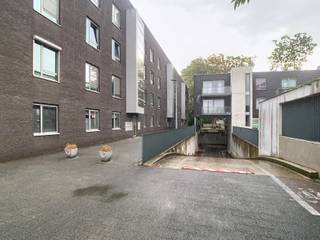 <p>Dit appartement in Herent heeft een goede ligging vlak bij het station en is een aangename keuze voor wie comfortabel wil wonen met een vlotte bereikbaarheid. Het appartement beschikt over 1 slaapkamer, 1 badkamer, een gastentoilet en een ondergrondse parkeerplaats, en biedt een lichtrijke leefruimte met open keuken.<br />Bij het binnenkomen kom je in de inkomhal, die toegang geeft tot de verschillende ruimtes en beschikt over een afzonderlijk gastentoilet. Vanuit de inkomhal bereik je de leefruimte, waar het natuurlijke licht voor een aangename woonomgeving zorgt. De open keuken vormt een logisch geheel met de leefruimte en maakt van deze plek een praktische en gezellige ruimte om te wonen, te ontspannen of gasten te ontvangen.<br />Het appartement beschikt over 1 slaapkamer en 1 badkamer. De indeling is overzichtelijk en biedt alles wat je nodig hebt voor comfortabel dagelijks wonen. Een bijkomende troef is de parkeerplaats in de ondergrondse garage, waardoor je over een praktische en veilige parkeeroplossing beschikt.<br />Ook de ligging is een sterk pluspunt. Het appartement bevindt zich in Herent, nabij het station, waardoor je gemakkelijk gebruik kunt maken van het openbaar vervoer. Tegelijk woon je in een omgeving die een goede verbinding biedt met de omliggende gemeenten en steden. Deze locatie is dan ook interessant voor wie wonen en mobiliteit graag combineert.<br />Het appartement wordt aangeboden aan een huurprijs van 825 euro per maand, aangevuld met een provisie van 45 euro per maand voor de gemeenschappelijke kosten. Ben je op zoek naar een appartement met 1 slaapkamer in Herent op een goede ligging nabij het station? Neem dan contact op voor meer informatie en ontdek of dit appartement bij je woonwensen past.</p>