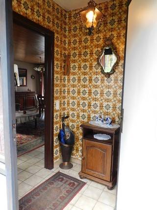 Op een rustige, groene locatie bevindt zich deze gelijkvloerse woning met tal van mogelijkheden. De woning vraagt om renovatie, maar biedt een uitstekende basis dankzij haar doordachte indeling, ruime perceel en het open zicht op de natuur.

Bij binnenkomst betreedt u de inkomhal die toegang geeft tot de gezellige leef- en eetruimte. Aansluitend bevindt zich de keuken met aanpalende berging. Via de nachthal bereikt u drie slaapkamers, een apart toilet en de badkamer met lavabo en douche.

Verder beschikt deze woning over een inpandige garage en een zolder die extra opbergmogelijkheden biedt. Buiten geniet u van een mooie tuin met overdekt terras en een aparte tuinberging - ideaal voor hobby’s of opslag.

Troeven:
•Gelijkvloerse woning
•Rustige ligging met zicht op groen
•Perceel van 6a 98ca
•Drie slaapkamers
•Te renoveren naar eigen smaak

Deze woning is perfect voor wie op zoek is naar een rustige woonomgeving en een pand dat nog volledig naar eigen wens kan worden ingericht. Kortom: een uitstekende opportuniteit voor handige kopers of wie droomt van een woning op een groene, rustige locatie. Interesse? Neem contact op voor meer informatie of een bezoek via 011 233 044.