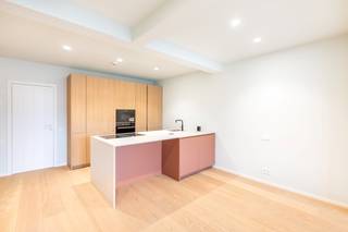 Dit prachtig gerenoveerd duplex appartement biedt u een heerlijke woonlocatie in het historische stadscentrum. Deze unieke locatie in de...