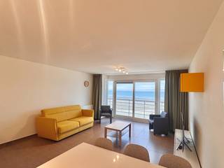 Appartement meublé sur la digue, à proximité des transports en commun.Hall d'entrée, living avec balcon et vue frontale sur la mer, cuisine ouverte...