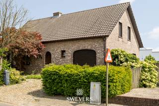 Voor meer info en foto’s, surf naar www.swevers.be – Op een ruim perceel van 980 m² in Heusden-Zolder ligt deze vrijstaande woning met een bewoonbare oppervlakte van circa 190 m². De woning werd gebouwd in 1992 en biedt dankzij haar solide structuur en ruime indeling een uitstekende basis voor wie op zoek is naar een gezinswoning die volledig naar eigen smaak kan worden opgefrist. Via de inkomhal met gastentoilet bereikt u de lichtrijke woonkamer van 42,25 m², waar voldoende ruimte is voor een gezellige zithoek en eetplaats. De aansluitende keuken van 16,20 m² biedt tal van mogelijkheden voor een eigentijdse inrichting. Daarnaast beschikt het gelijkvloers over een aparte bureauruimte en een ruime inpandige garage van 39,38 m² met plaats voor voertuigen, fietsen en extra opslag. Op de verdieping bevinden zich drie volwaardige slaapkamers. De master bedroom van ongeveer 17 m² beschikt over een aparte dressing. De twee overige slaapkamers zijn elk circa 12,26 m² groot. Verder zijn er een badkamer en een afzonderlijk toilet aanwezig. Een absolute meerwaarde is de uitzonderlijk ruime kelder van 109,45 m², ideaal als opslagruimte, hobbyruimte, werkplaats of fitness. Buiten geniet u van een zonnige, zuidgerichte tuin waar rust, privacy en ruimte centraal staan. De open bebouwing versterkt het gevoel van vrijheid en biedt tal van mogelijkheden voor verdere tuininrichting. De woning is gunstig gelegen met scholen op 800 meter, openbaar vervoer op 750 meter, winkels op 1,9 kilometer, restaurants op 1,5 kilometer en een vlotte verbinding naar de snelweg op 5,8 kilometer. Voor meer informatie, bel 011 255 155. Bron bewoonbare oppervlakte: EPC – verslag.