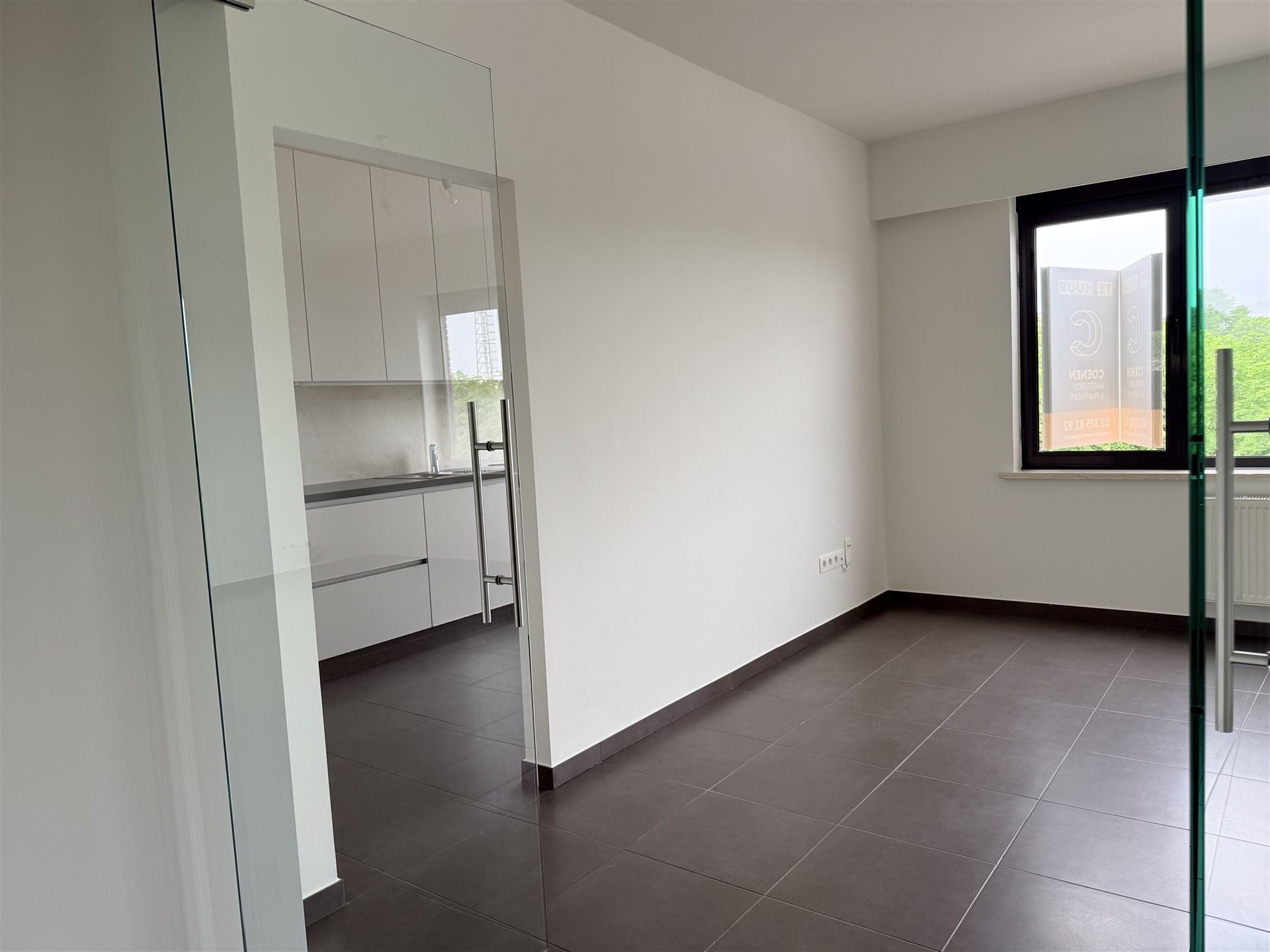 Ruim appartement met 2 slpk's en bew. opp. van 92 m² op centrale ligging te Lier! - foto 2