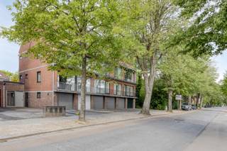 Een combinatie tussen een appartement en woning in een rustige residentiële buurt.... <br /><br />We rijden de groene Vredelaan met de prachtige bomen binnen en kunnen parkeren op de privéparking of in de garage. <br />Via de private ingang nemen we de trap of het trapliftje (kan ook weggenomen worden). Op de verdieping vinden we de grote en lichtrijke living met zicht op de leuke groene straat vanop het terras. Aangrenzend vinden we de ruime keuken. Er is tevens een apart toilet op deze verdieping. <br />Op de bovenste verdieping vinden we 3 volwaardige slaapkamers en een badkamer met lavabomeubel, ligbad en toilet. <br />Via een valtrap kunnen we naar de ruime zolder. <br />De garage is ook bereikbaar langs de binnenkant. <br /><br />Er zijn geen gemeenschappelijke delen aan het appartement, dus ook geen syndicus en geen kosten van de gemeenschap! <br />Overal ramen met dubbele beglazing en rolluiken. <br />Cv op gas met een condensatieketel. <br />Geen renovatieplicht van toepassing! <br /><br />Dit eigendom is gelegen vlakbij het prachtige Gebroeders Van Raemdonckpark, de fietsautosnelweg en met een zeer goede verbinding naar het centrum van Kortrijk en de Kortrijkse Ring! <br /><br />Een leuk lichtrijk appartement dat mits wat opfrissingswerken een ware topper is!
