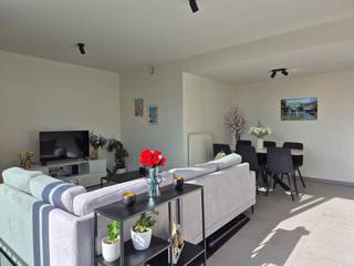 <p><span>Temse </span><span>- Ben je op zoek naar een instapklaar appartement  aan de Zaat in Temse? Kijk dan snel even verder!</span></p><p><span> </span></p><p><span>Enkele troeven op een rij:</span></p><ul><li><span>Rustige ligging met veel groen</span></li><li><span>Op wandelafstand van de Schelde</span></li><li><span>Winkels en openbaar vervoer vlakbij</span></li><li><span>Instapklaar én energiezuinig (EPC A)</span></li><li><span>Autostaanplaats en privatieve berging in de kelder</span></li></ul><p><span> </span></p><p><span>De indeling is als volgt:</span></p><p><span>Ruime inkomhal die ook dienst kan doen als bureel, apart toilet, gezellige woonkamer met veel lichtinval door de grote raampartijen, open ingerichte keuken met toestellen, berging/wasplaats,</span></p><p><span>één ruime slaapkamer met aansluitend de badkamer (inloopdouche en lavabomeubel), prachtig ruim terras aan de voorkant, .</span></p><p><span>In de kelder is er een autostaanplaats en ruime kelderberging.</span></p><p><span> </span></p><p><span>Verwarming op aardgas.</span></p><p><span>Ventilatie D</span></p><p><span> </span></p><p><span>Beschikbaar </span><span>vanaf 1/11/2026</span></p><p><span>Huurprijs</span><span>: € 830 (inclusief autostaanplaats en kelderberging) + € 90 provisie algemene onkosten</span></p><p><span>EPC</span><span>: 46</span></p><p><span> </span></p><p><span>Interesse in dit tof appartement? Vraag dan snel je bezoek aan via onze website!</span></p>