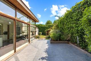 Cette charmante maison de maître bénéficie d’un emplacement idéal en plein centre, à proximité immédiate de toutes les commodités. La maison...