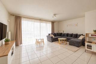 Lichtrijk tweeslaapkamerappartement met terras in Deurne
Locatie:
Aan de Bisschoppenhoflaan 427 in Deurne vindt u dit appartement met winkels, scholen en openbaar vervoer in de omgeving. De nabijheid van belangrijke invalswegen zorgt voor een vlotte bereikbaarheid. Ook dagelijkse voorzieningen zijn goed bereikbaar te voet of met de fiets.
Indeling:
Het appartement beschikt over circa 90 m² bewoonbare oppervlakte. De lichtrijke leefruimte biedt plaats voor een gezellige zithoek en eethoek. Daarnaast is er een geïnstalleerde keuken met koelkast, diepvries, elektrische kookplaat en dampkap.
Verder beschikt het appartement over twee slaapkamers en een badkamer met dubbele wastafel en een ligbad met douchemogelijkheid. Het terras biedt een aangename buitenruimte. Het gebouw is uitgerust met een lift.
Het appartement is momenteel verhuurd. De huurder zoekt een andere woonst; de beschikbaarheid is afhankelijk van de verdere afwikkeling van de huurovereenkomst.
Troeven:
Circa 94 m² bewoonbare oppervlakte
Terras
Lift aanwezig
EPC-label B
Condensatieketel vernieuwd in 2024
Garagebox bij aan te kopen aan 20.000 euro
Technisch:
EPC vermeldt een energiescore van 109 kWh/m² per jaar, label B. De elektrische installatie is niet conform. Asbestattest in opmaak.
Meer info of een gratis waardebepaling? Vul een aanvraag in op onze website of bel op het nr. 03/345.88.99.