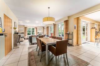 Net buiten de ring van Roeselare vinden we deze ruime en veelzijdige villa. Deze aangename gezinswoning combineert comfort, ruimte en een uitstekende ligging.<br /><br />De woning beschikt over een ruim gelijkvloers met leefruimte, bureau, keuken, bijkeuken, dubbele garage. Daarnaast is er een praktijkruimte aanwezig met aparte toegang dewelke bestaat uit twee kabinetten, oefenruimte, sanitair en sauna. Zo combineert u wonen en werken op een bijzonder praktische manier.<br /><br />Op het verdiep vinden we vier slaapkamers, twee badkamers en twee hobbyruimtes/bergingen.
<ul>
	<li>Lichtrijke ruimtes</li>
	<li>Ruime woning met een bewoonbare oppervlakte van +/- 370m²</li>
	<li>Praktijkruimte met diverse mogelijkheden</li>
	<li>Voldoende paarkeerplaatsen en dubbele garage</li>
	<li>Rustige ligging in doodlopende straat</li>
	<li>Volwassen tuin met mooie bomen en struiken </li>
	<li>Zonnepanelen 8000Wp</li>
</ul>
<br />Richtprijs: €695.000. <br /><br />Is je interesse gewekt? Contacteer ons vandaag nog voor meer informatie of een bezoek.<br /> 