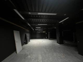 Een welgelegen, in te richten polyvalente open handelsgelijkvloers van 185m²<br />+ verdieping 50m² (keuken + stock) met buitenruimte. <br />Buitenschrijnwerk ALU dubbel glas - Airco-installatie<br />EPC: label C<br />Stedenbouwkundige inlichtingen aanwezig op kantoor.