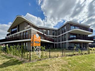 <br /><p>Situé dans la résidence contemporaine et élégante de <i>Vredebrug</i>, cet appartement récent au rez-de-chaussée se distingue par son confort, sa luminosité et son espace. Le grand atout de cet appartement est sans aucun doute l'abondance de lumière naturelle combinée au jardin spacieux et facile d'entretien - un endroit idéal pour profiter de la paix et de l'intimité au milieu de la vie moderne.</p><p>En entrant dans le hall d'entrée, vous êtes immédiatement plongé dans un sentiment d'espace et de luminosité. La salle de séjour lumineuse avec de grandes fenêtres est reliée à une cuisine ouverte entièrement équipée, parfaite pour des moments agréables en famille ou entre amis.</p><p>L'appartement comprend deux chambres spacieuses, une salle de bains moderne avec baignoire et douche, des toilettes séparées et une pièce de rangement pratique. En outre, l'appartement dispose d'une spacieuse pièce de rangement au sous-sol, idéale pour un stockage supplémentaire.</p><p>La mobilité et le confort sont également assurés par la présence d'un garage fermé et de pas moins de trois emplacements couverts pour les vélos.</p><p>Cet appartement de plain-pied allie une architecture moderne à un espace de vie fonctionnel et constitue un excellent choix pour ceux qui recherchent un logement confortable et élégant avec tous les atouts de la vie contemporaine.</p>