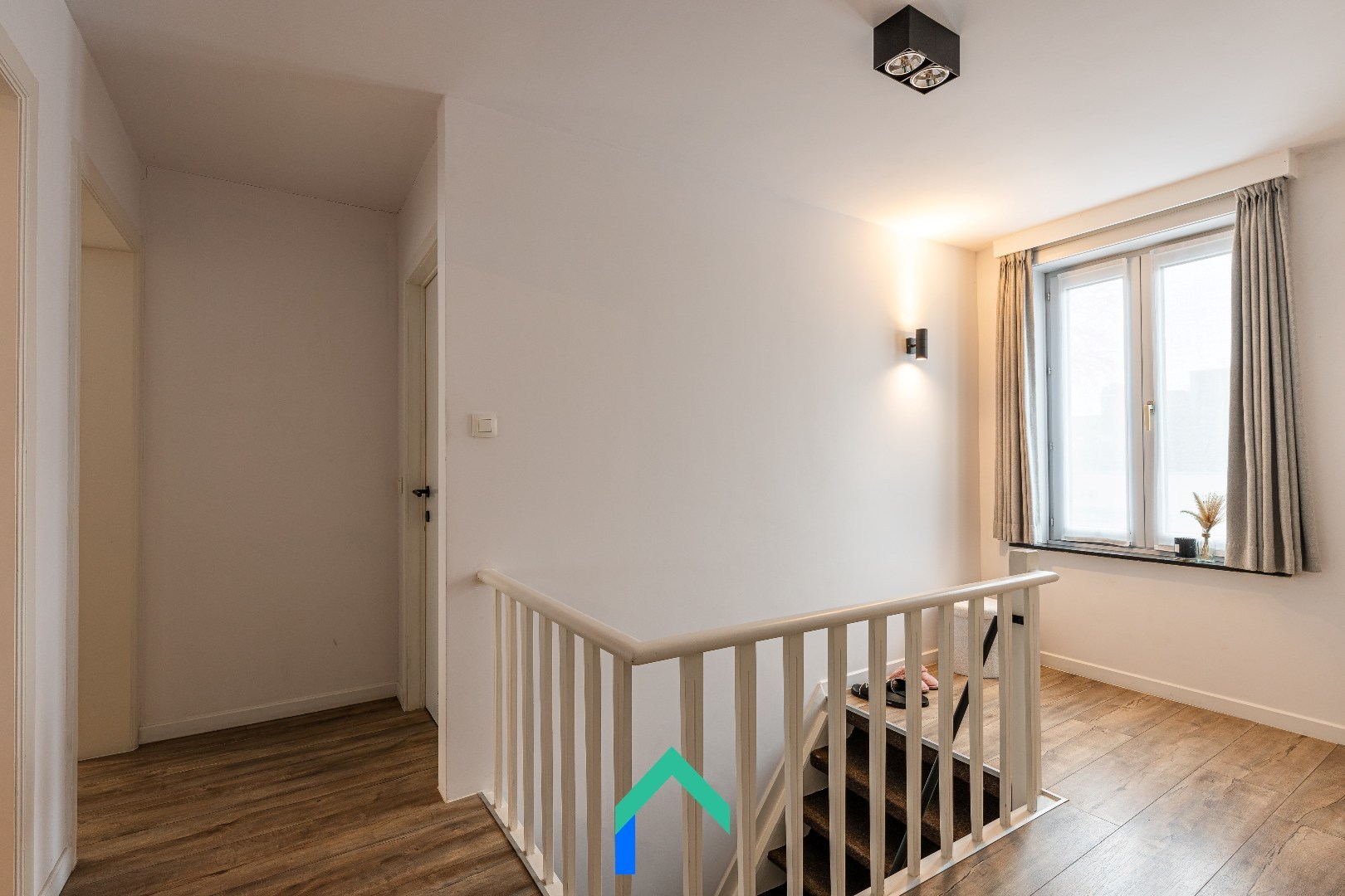 Instapklare handelsruimte met gerenoveerd duplexappartement in hartje Meulebeke - foto 3