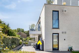 Ontdek dit prachtig instapklare appartement met twee slaapkamers in de recente residentie White Water (bouwjaar 2021).<br /><br />Gelegen op de eerste verdieping, combineert dit appartement modern wooncomfort met een uitstekende ligging.<br /><br />Bij het binnenkomen wordt u verwelkomd in een inkomhal die toegang biedt tot een ruime en lichtrijke leefruimte. Dankzij de grote raampartijen geniet u hier van een aangename lichtinval. De open keuken is volledig uitgerust en sluit naadloos aan op de leefruimte, ideaal voor wie houdt van een open en gezellige woonomgeving. Het appartement is bovendien afgewerkt met stijlvolle Luxaflex-zonnegordijnen.<br /><br />Verder beschikt het appartement over een moderne badkamer met inloopdouche en lavabomeubel, een apart toilet en een praktische berging. De twee volwaardige slaapkamers bieden voldoende ruimte voor een gezin, gasten of een thuiskantoor.<br /><br />Het ruime zonneterras vormt een echte meerwaarde en is de perfecte plek om te ontspannen. Voor extra comfort is het terras uitgerust met een zonneluifel, zodat u ook op warme dagen optimaal van het buitenleven kunt genieten.<br />Daarnaast beschikt het appartement over een privatieve, ruime kelder.<br /><br />Privatieve ruime kelder aanwezig.<br /><br /><strong>Troeven :</strong>
<ul>
<li>Gelegen in een recente residentie (bouwjaar 2021)</li>
<li>Instapklaar en uitstekend onderhouden</li>
<li>Ruim en zonnig terras</li>
<li>Nabij openbaar vervoer en voorzieningen</li>
<li>Energiezuinig met modern wooncomfort</li>
</ul>
<br /><strong>Optie :</strong><br />Mogelijkheid tot aankoop van ruime garage. <br />Afmetingen: 3,01m x 8,23m