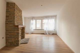<p>Ideaal gelegen op een boogscheut van Dilbeek, en op wandelafstand van het Wilderbospark, wordt dit twee slaapkamer appartement te koop aangeboden.</p><p>Het appartement is ingedeeld als volgt: inkomhal, woonkamer met open haard, keuken, twee grote slaapkamers, een badkamer en apart gastentoilet. <br />Er is reeds een nieuwe gascondensatie ketel geplaatst, maar het appartement heeft toch een opfrissing nodig. <br />Door de schaarse parkeermogelijkheden in de straat, is de gesloten een extra troef. Deze is bijkomend aan te kopen voor €34.000.</p><p>Dit pand is perfect voor een woonst of als investering. <br />Aarzel niet, en plan vandaag nog een bezoek in. <br /> </p>