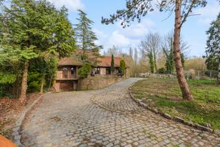 <p>Bent u op zoek naar rust, privacy en een authentieke sfeer? Deze charmante, alleenstaande villa aan de rand van Wetteren biedt de perfecte balans tussen een landelijke ligging en een uitstekende bereikbaarheid nabij belangrijke invalswegen. De woning ligt discreet verscholen van de straatzijde en wordt volledig omgeven door een prachtige, groene tuin waar u in alle sereniteit van de buitenlucht kunt genieten. Bij het betreden van de woning via de ruime inkomhal met gastentoilet ervaart u direct het unieke karakter en de authentieke elementen. De gelijkvloerse verdieping beschikt over een gezellige woonkamer, een functionele keuken en een eerste slaapkamer met aansluitend een grote badkamer, wat de woning ook uitermate geschikt maakt voor wie op zoek is naar een levensloopbestendige indeling. Op de eerste verdieping bevinden zich de overloop, een apart toilet, een praktische bergruimte en nog twee volwaardige slaapkamers. Een absolute troef is de volledige onderkeldering van het pand, die naast een inpandige garage ook een enorme hoeveelheid aan opslagruimte biedt. Technisch gezien scoort de woning een gunstig EPC-label D, wat betekent dat er geen renovatieverplichting rust op het pand. Hoewel de elektriciteit nog gemoderniseerd moet worden en er minimale asbesttoepassingen aanwezig zijn, is de mazouttank reeds conform gekeurd. </p><p>Kortom, een solide en karaktervolle woning op een toplocatie die u de kans biedt om uw droomwoning te realiseren in een oase van groen!</p><p>Alle attesten zijn te downloaden via de Altro Vastgoed website!</p><p>Interesse in deze woning? Neem contact op met Hanne!<br />📞 0456 12 69 08<br />📧 hanne@altro-vastgoed.be<br />📍 Molenstraat 9, Wetteren</p>