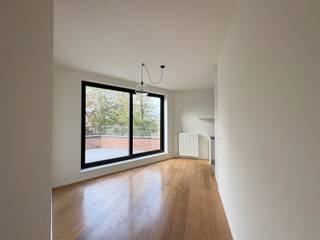 <strong>PENTHOUSE <br /><br /></strong>Dakappartement in het mooie, groene Residentie Torenhof. Jong dakappartement met inkom, keuken met aansluitend eetkamer, zithoek, een grote en een kleine slaapkamer, apart toilet, badkamer en ruimte voor wasmachine. Grote raampartijen wat zorgt voor veel lichtinval. Ruim terras met zicht op veel groen. Ondergrondse autostaanplaats en kelderberging inbegrepen.<br /><br /><strong>BIJZONDERHEDEN<br /><br /></strong>cv op gas, vloerverwarming, lift, €100 gemeenschappelijke kosten, zonnepanelen<br /><br /><strong>POSITIEVE ASPECTEN<br /><br /></strong>energiezuinig<br />jong appartement<br />groene omgeving<br />in- en uit het centrum
