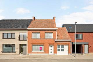 Deze woning is gelegen vlakbij het centrum van Houthulst (vlakbij scholen, winkels, kinderopvang, apotheek....).Op de gelijkvloerse verdieping is...