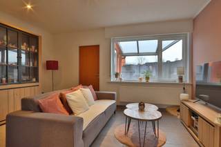 Deze verzorgde halfopen bebouwing is gelegen langs een vlot bereikbare verbindingsweg in Vrasene en biedt een praktische indeling met aangename buitenruimte en parkeermogelijkheid naast de woning.<br /><br />Op het gelijkvloers betreedt u de woning via de inkomhal. De lichtrijke leefruimte met open keuken (voorzien van keramisch kookvuur met dampkap, combi-oven en koelkast) creëert een open en functioneel woongeheel. Verder bevinden zich hier de praktische kelderberging, wasplaats en een apart gastentoilet.<br /><br />Via het terras heeft u toegang tot de zijdeur richting carport. Achteraan het terras bevindt zich bovendien een praktische bergruimte/stal, ideaal voor fietsen of stockage.<br /><br />Op de eerste verdieping vindt u één volwaardige slaapkamer, een aparte berging en een badkamer uitgerust met douche, enkel lavabomeubel en toilet.<br /><br />De tweede verdieping omvat een tweede slaapkamer en bijkomende bergruimte.<br /><br />De woning is beschikbaar vanaf 1 april 2026! <br /><br />Lijkt deze toffe woning iets voor jou?<br />Twijfel niet om ons te contacteren voor meer informatie of een plaatsbezoek via verhuur@homevast.be of tel. 03 760 20 20.