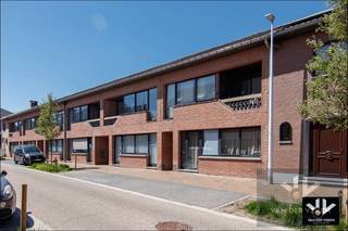 <strong>Dit appartement is onmiddellijk beschikbaar!<br />Lage vaste maandelijkse kosten: slechts € 25,00 per maand!<br />Inclusief garagebox!</strong><br /><br />Ben je op zoek naar een instapklaar plekje met charme én comfort? Dan is dit jouw kans!<br /><br />Dit knusse appartement in het centrum van Wellen is volledig vernieuwd met een gloednieuwe keuken, moderne badkamer, stijlvolle vloeren én fris schilderwerk.<br /><br />Met 2 slaapkamers, een open en lichtrijke leefruimte met terras is het hier heerlijk vertoeven. Bovendien geniet je van een gemeenschappelijke tuin aan de achterzijde van het gebouw, ideaal voor rustige momenten in het groen.<br /><br />Het appartement is voorzien van een gloednieuwe warmtepomp, de elektriciteit werd geoptimaliseerd én conform gekeurd voor 25 jaar en met een EPC label B zit je hier heel energiezuinig! Kortom, zorgeloos en duurzaam wonen in het centrum van Wellen!<br /><br />Word jij de nieuwe bewoner van dit prachtig appartement? Surf naar www.vdv-vanderveken.be, kies bij "TE HUUR" voor dit pand en vul de kandidatenfiche in (klik in het gouden balkje op "Ik wil dit pand graag huren!"). Wij contacteren je voor een afspraak! 