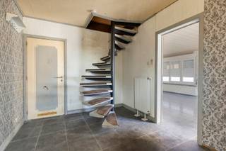 Ben je op zoek naar een te renoveren halfopen bebouwing op een rustige ligging in Oordegem? Zoek niet verder! Deze woning te Klinkaard 68A heeft het potentieel om jouw droomwoning te worden. <br /><br />Indeling gelijkvloers:<br />- Inkomhal<br />- Woonkamer met open keuken<br />- Extra polyvalente ruimte (4e slaapkamer, bureau, praktijkruimte, etc.)<br />- Badkamer met ligbad en toilet<br />- Technische ruimte met apart toilet<br />- Ruime garage<br />- Werkplaats/opslagruimte met veel potentieel<br /><br />Indeling eerste verdieping:<br />- Nachthal<br />- 3 slaapkamers (waarvan 1 met aanpalende dressing)<br /><br />Bijzonderheden:<br />- Tuin en terras<br />- Ruime oprit en garage<br />- Uitzicht op achtergelegen weiden <br />- Goede ligging nabij winkels, scholen, restaurants, openbaar vervoer, invalswegen, etc. <br />- Groot potentieel om hier een prachtige/ruime woning van te maken - voldoende ruimte <br /><br />Ben jij klaar om de handen uit de mouwen te steken en hier jouw droomwoning van te maken? Plan dan zeker jouw bezoek in voor het bezoekmoment op zondag 23/08 via de volgende link: https://www.albert.immo/listing/dwelling-for-sale-9340-lede-oordegem-7809254 of door contact op te nemen met Jill via jill.de.deurwaerdere@albert.immo of 0495 69 61 64. <br /><br />Bij Albert kom je thuis
