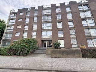 <p><strong>Plan je afspraak via www.living-stone.be</strong></p><p>Appartement gelegen nabij centrum Sint-Agatha-Berchem.</p><p>2e verdieping - lift aanwezig.</p><p>Het appartement omvat een inkomhal met vestiairekast, woonkamer met open keuken, 1 slaapkamer en een badkamer met douche</p><p>EPC: 146kWh/m² en 29kg Co²/ jaar. Maandelijkse provisie <strong>€150</strong> voor water, verwarming en onderhoud gemene delen.</p><p><strong>Beschikbaar vanaf 01/12/2026</strong></p>
