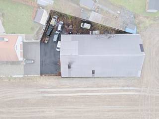 Te koop: ruime loods in Lebbeke, gelegen aan de Baasrodestraat, met uitstekende bereikbaarheid via openbaar vervoer en invalswegen. Dit veelzijdige...